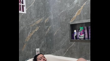 Tomando banho pela primeira vez na minha banheira meu novo banheiro só foi possível graças a vocês punheteiros muito obrigada meus amores