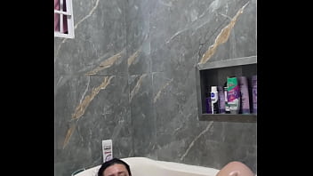 Tomando banho pela primeira vez na minha banheira meu novo banheiro só foi possível graças a vocês punheteiros muito obrigada meus amores