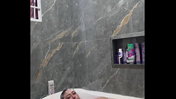 Tomando banho pela primeira vez na minha banheira meu novo banheiro só foi possível graças a vocês punheteiros muito obrigada meus amores