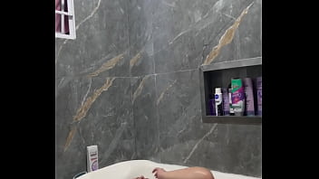 Tomando banho pela primeira vez na minha banheira meu novo banheiro só foi possível graças a vocês punheteiros muito obrigada meus amores
