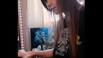 Gamergirlroxy playing the sims build 2 music