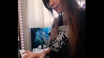 Gamergirlroxy playing the sims build 2 music