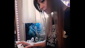 Gamergirlroxy playing the sims build 2 music