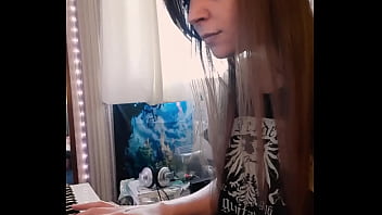 Gamergirlroxy playing the sims build 2 music