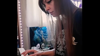 Gamergirlroxy playing the sims build 2 music