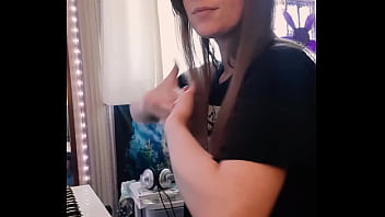 Gamergirlroxy playing the sims build 2 music