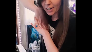 Gamergirlroxy playing the sims build 2 music