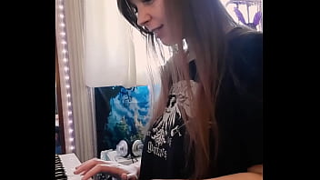 Gamergirlroxy playing the sims build 2 music