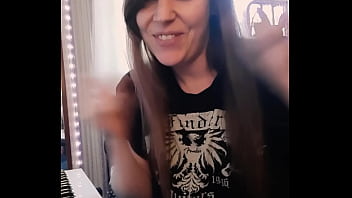 Gamergirlroxy playing the sims build 2 music