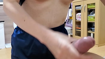 手コキでザーメンどぴゅっどぴゅ。