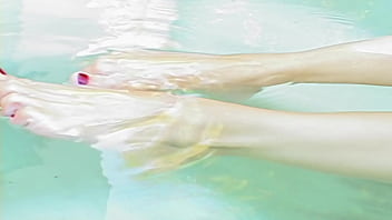 Aquajob busty babe sucks a fat cock and gets titfucked in a hot tub