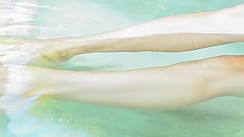 Aquajob busty babe sucks a fat cock and gets titfucked in a hot tub