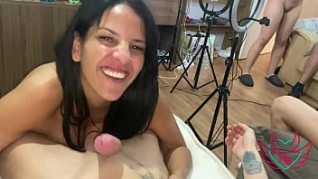 Mini puta de floripa quase gozou na minha boca enquanto a kel abate me mamava na transmissão ao vivo