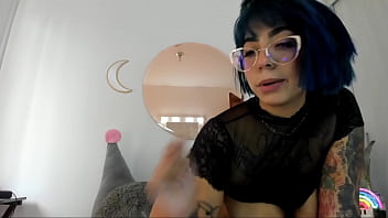 Tetona tatuada se toca en cam