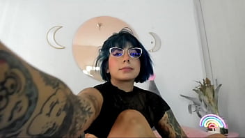 Tetona tatuada se toca en cam