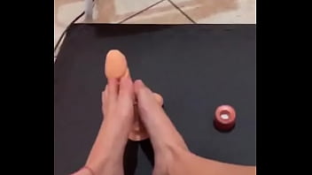Testei meu consolo com os pés fetiches