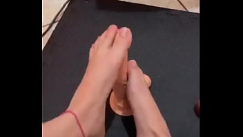 Testei meu consolo com os pés fetiches
