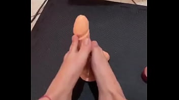 Testei meu consolo com os pés fetiches