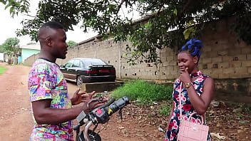 Le chauffeur de moto taxi du mboa avec sa cliente dans les sous bois du village Le chauffeur de moto taxi du mboa avec sa cliente dans les sous bois du village