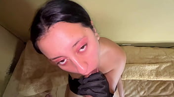 Atrapé a mi amigo espiando y deje que se corriera en mi cara