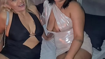 Swing na lukas fode duas putas sem camisinha e goza em público