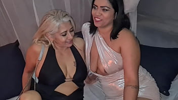 Swing na lukas fode duas putas sem camisinha e goza em público