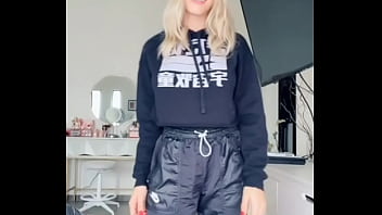 Nadyasonika mueve el culo