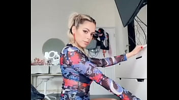 Nadyasonika mueve el culo