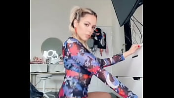 Nadyasonika mueve el culo