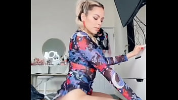 Nadyasonika mueve el culo Nadyasonika mueve el culo