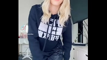 Nadyasonika mueve el culo