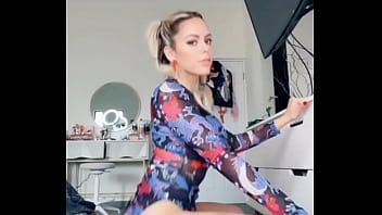 Nadyasonika mueve el culo