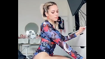 Nadyasonika mueve el culo