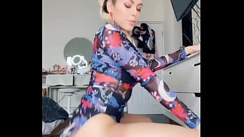 Nadyasonika mueve el culo