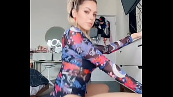 Nadyasonika mueve el culo