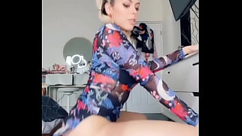 Nadyasonika mueve el culo