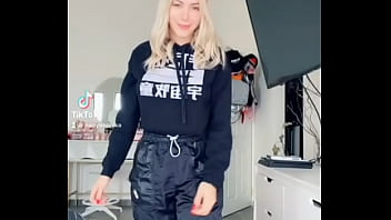 Nadyasonika mueve el culo