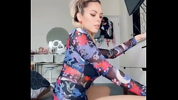 Nadyasonika mueve el culo Nadyasonika mueve el culo