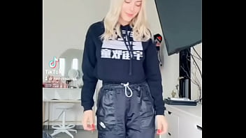 Nadyasonika mueve el culo