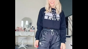 Nadyasonika mueve el culo