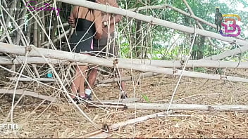 Vagabunda casada transa com personal da rola gigante no meio da mata