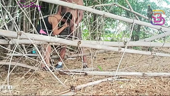 Vagabunda casada transa com personal da rola gigante no meio da mata