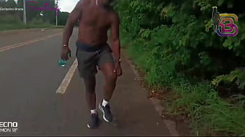 Vagabunda casada transa com personal da rola gigante no meio da mata