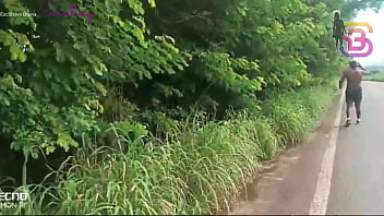 Vagabunda casada transa com personal da rola gigante no meio da mata