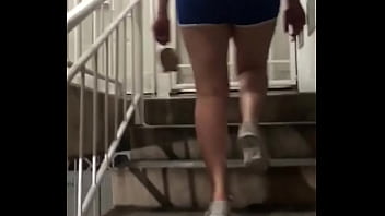 Chica joven enseña pantys