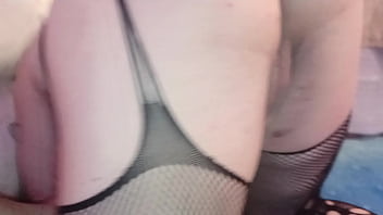 La dueña del bar te invita a follar en su sofá cuando te quedas sin dinero o le pagas o le metes la verga 2