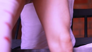 La mejor amiga y el profesor compartieron una risa suave mientras sus manos se rozaban