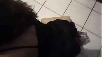 Esposa adora chupar o marido e adora ser domada gosta de ouvir safadezas