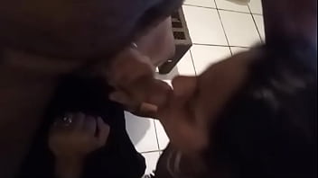 Esposa adora chupar o marido e adora ser domada gosta de ouvir safadezas