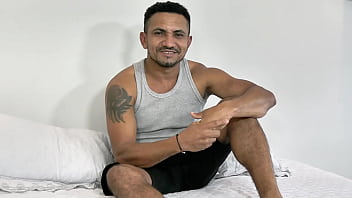 Rabuda gostosa entrando na piroca grande no cuzinho